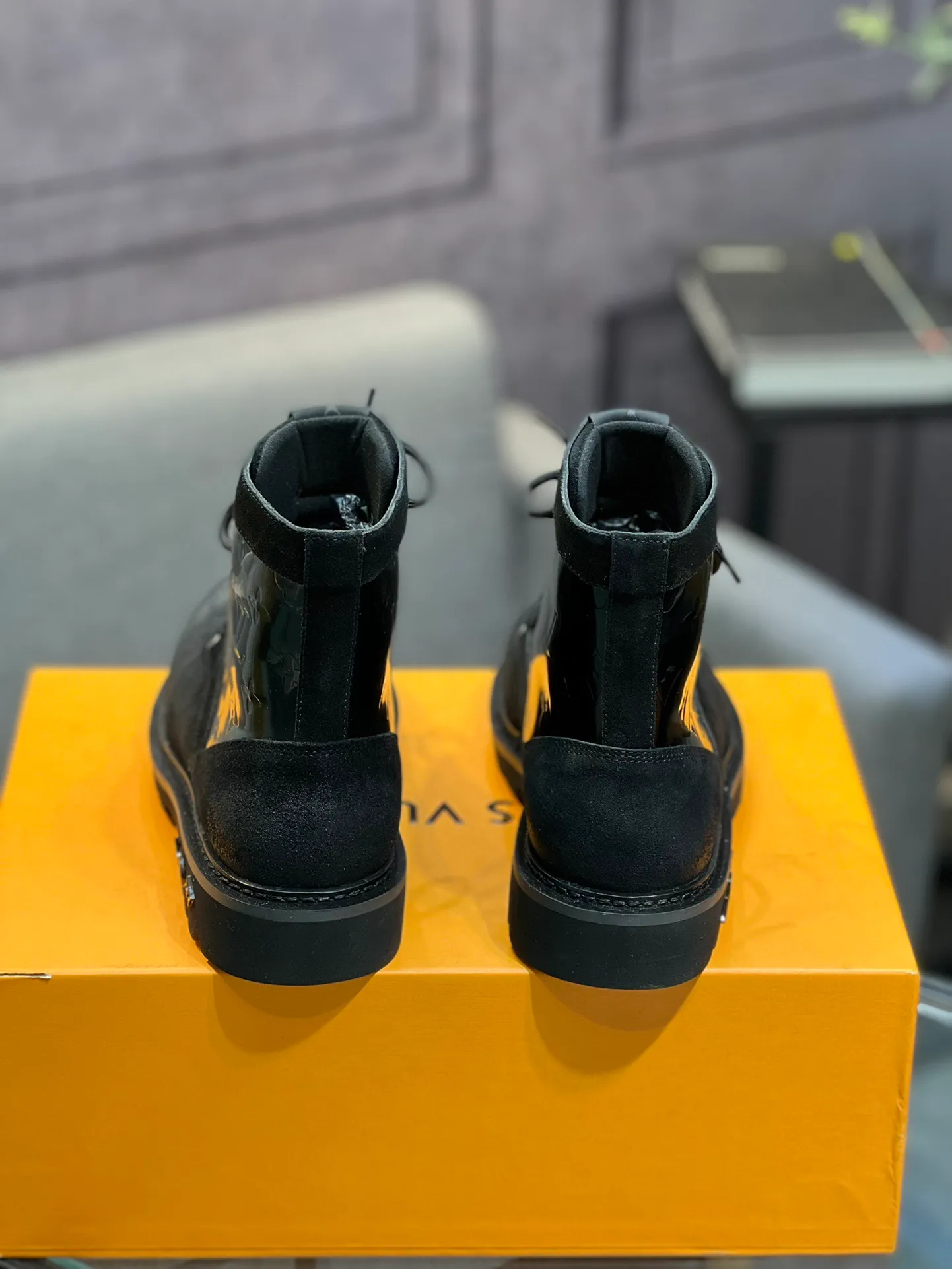 Men's shoes 💰920 L Home - the latest LV men's business casual boots, luxury and nobility are a must. They are all made of imported original first-layer cowhide, just to create a more comfortable wearing experience. ➕Top imported water-dyed full cow lining, original high wear-resistant outsole! 👏👏 Size: Male 39-44; (38 45 46 customized)